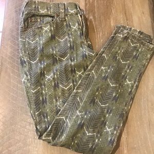 FREE PEOPLE ARMY GREEN PATTERN PANTS
Size - 26